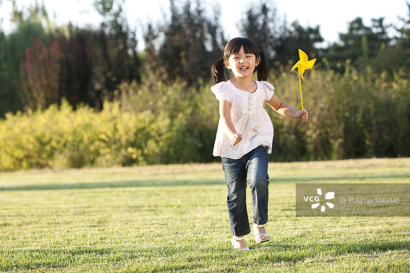 小女孩在公园里玩耍图片素材