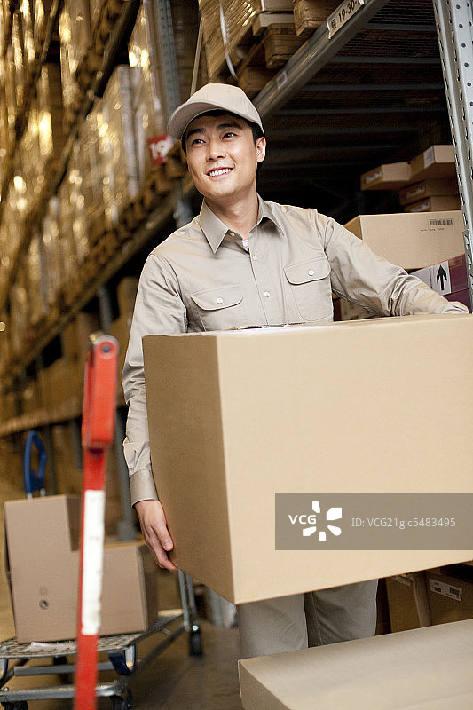 物流工作人员搬运货物图片素材