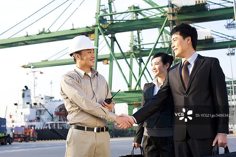 工作人员在码头图片素材
