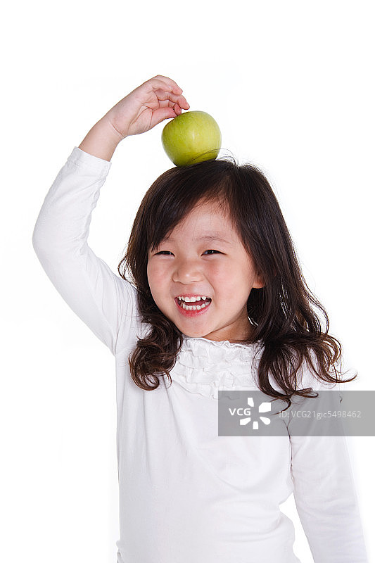 东方女孩头顶苹果图片素材