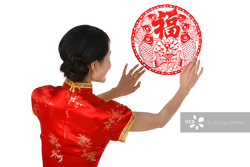 东方女人过年贴福字图片素材