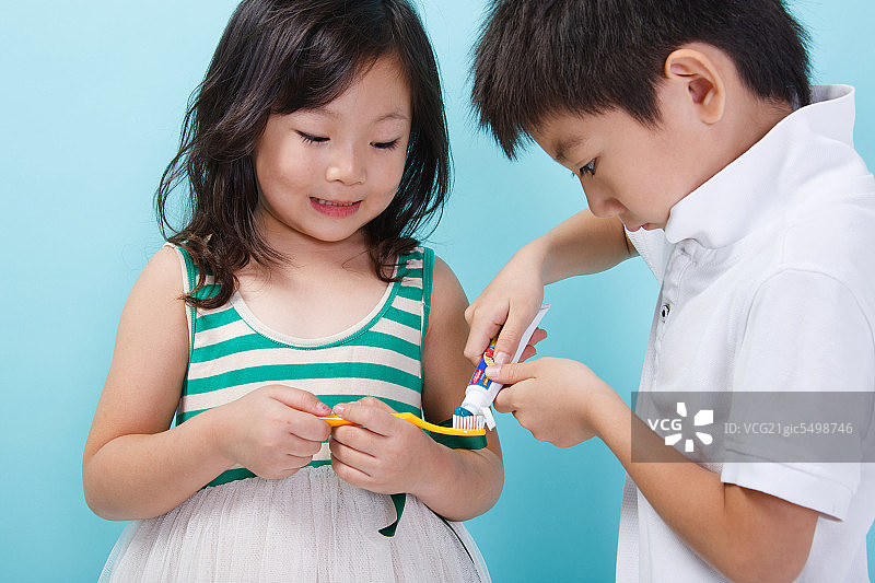 东方儿童刷牙图片素材