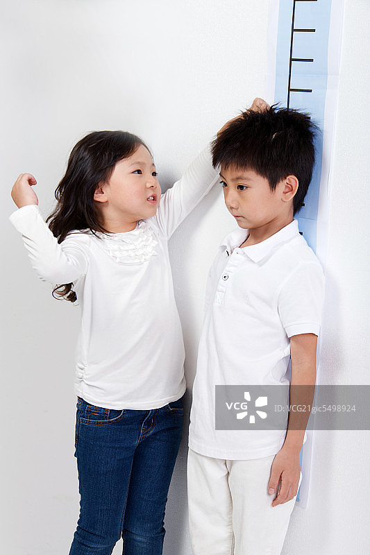 东方儿童量身高图片素材