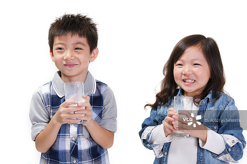 东方儿童喝牛奶图片素材