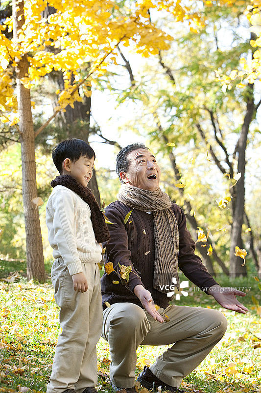 秋日里祖孙在一起玩耍图片素材