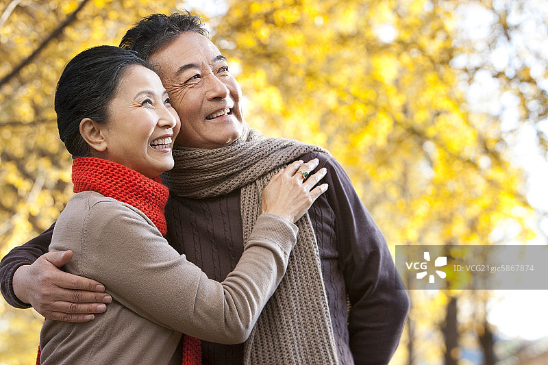 老年夫妇的秋日浪漫图片素材