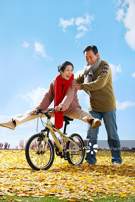 老年夫妇户外郊游图片素材