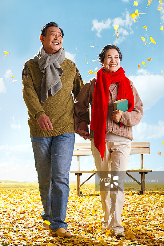 老年夫妇户外郊游图片素材