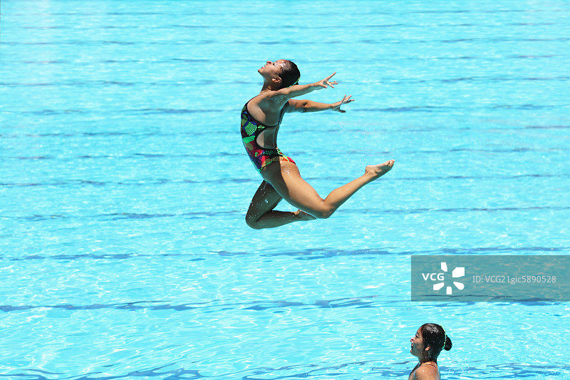 游泳运动员表演花样游泳图片素材