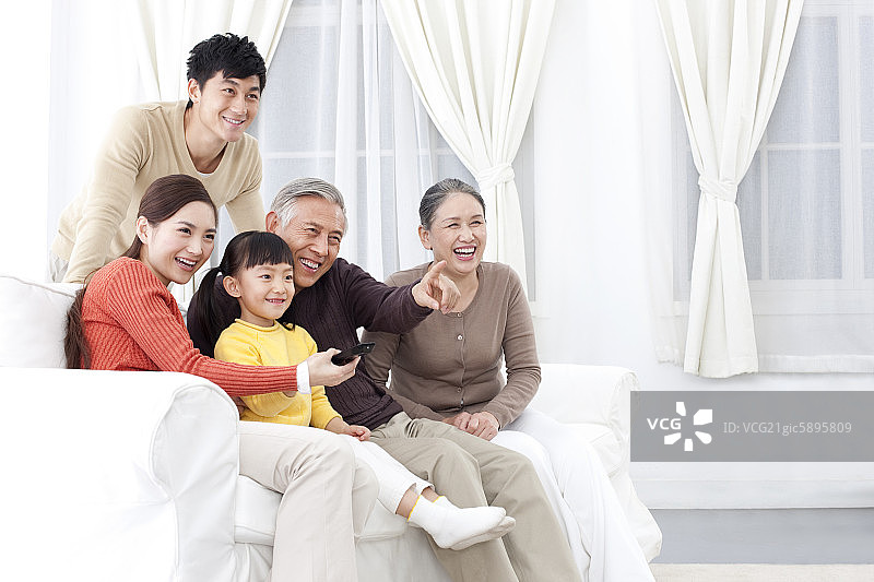 全家一起看电视图片素材