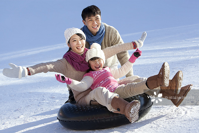 一家三口在雪地嬉戏图片素材