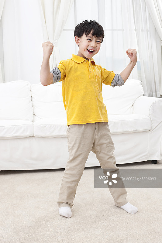 小男孩显示力量图片素材