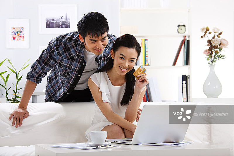 东方情侣手拿信用卡图片素材