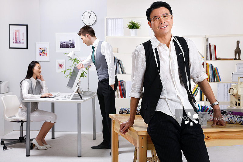 东西方服装设计师图片素材