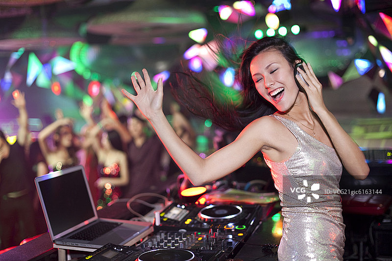 DJ在舞厅打碟图片素材