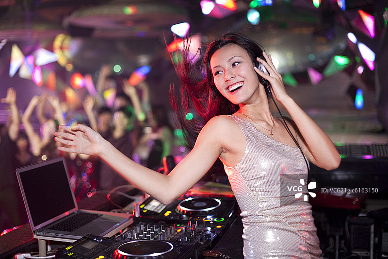 DJ在舞厅打碟图片素材
