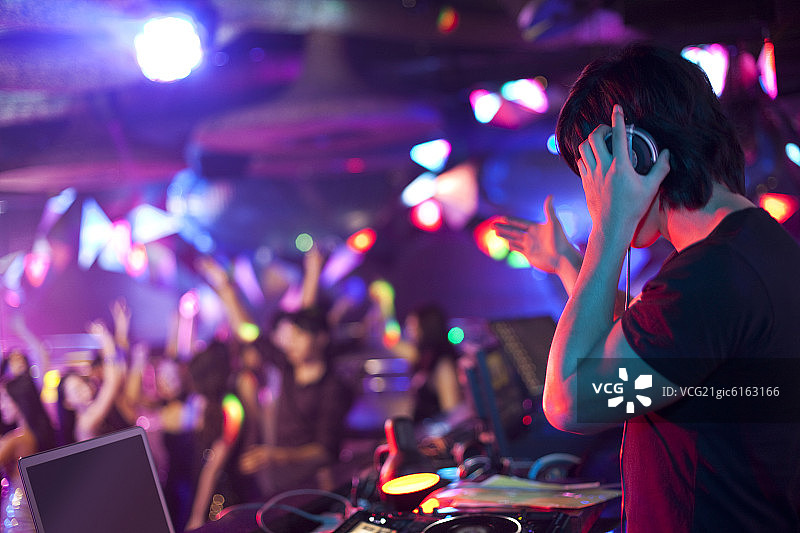 DJ在舞厅打碟图片素材