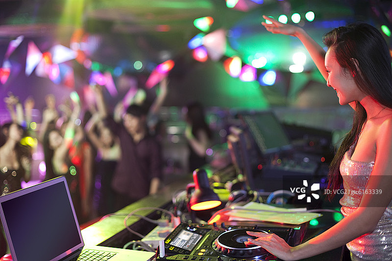 DJ在舞厅打碟图片素材