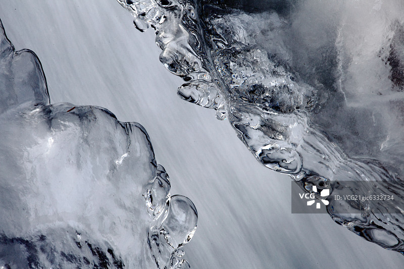 陕西省秦岭翠峰山溪流冰图片素材