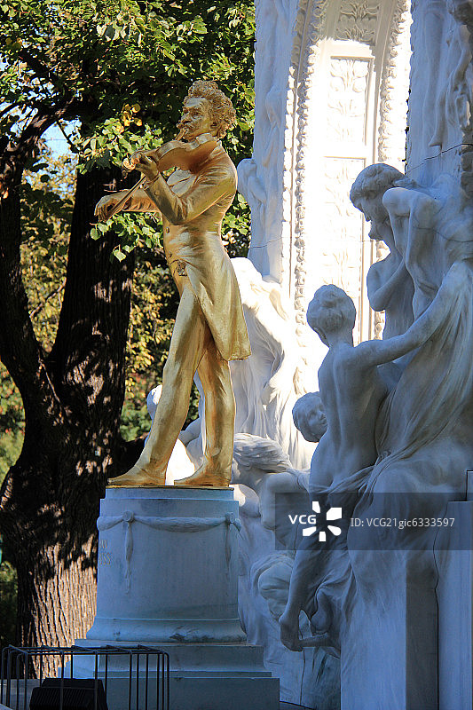 奥地利维也纳的圆舞曲大师施特劳斯金色雕像图片素材