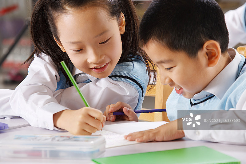 东方小学生教室里写作业图片素材