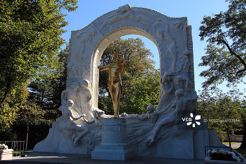 奥地利维也纳的圆舞曲大师施特劳斯金色雕像图片素材