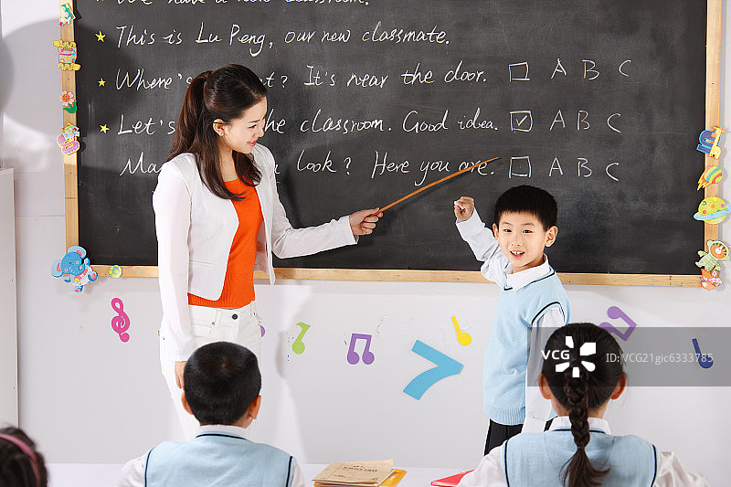 东方老师在教室里上课图片素材