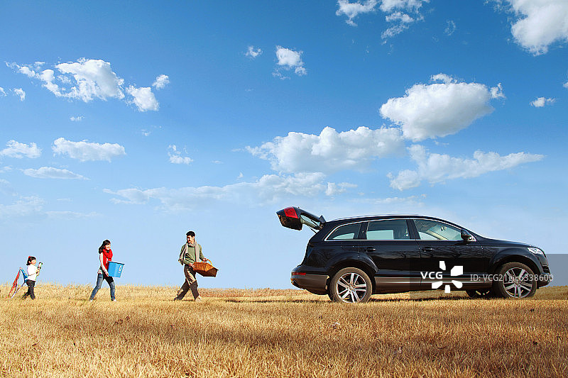东方一家三口户外汽车生活图片素材