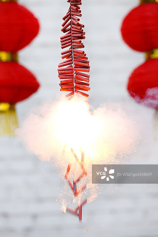 燃烧的鞭炮和红灯笼图片素材