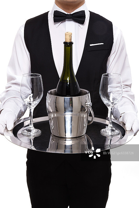 一个男服务生托着酒瓶和酒杯图片素材
