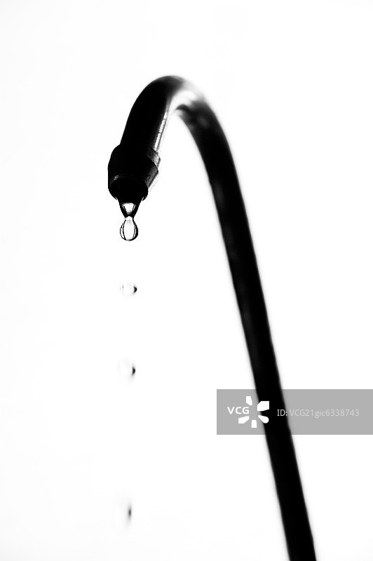 水龙头上的水滴图片素材