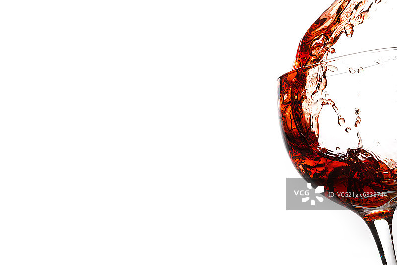 红酒倒进酒杯里图片素材