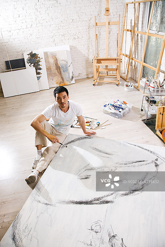一个男画家在画室里创作图片素材