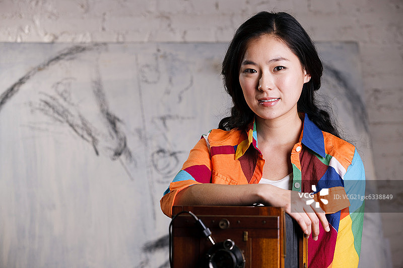 一个女摄影师户内特写图片素材