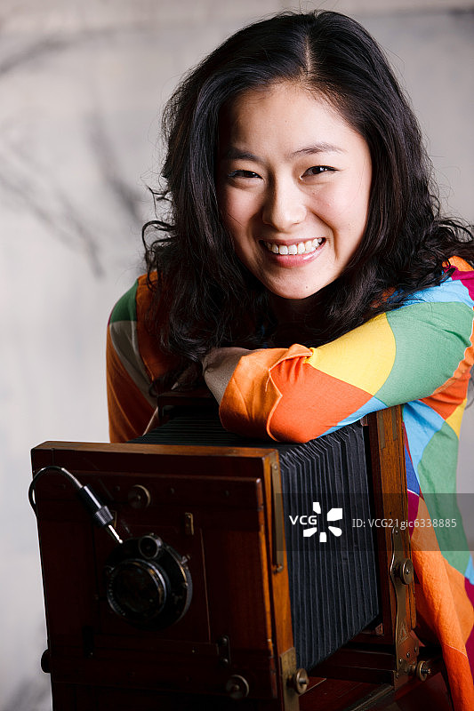 一个女摄影师户内特写图片素材