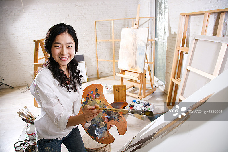 一个女画家在画室里创作图片素材