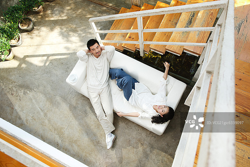 青年男女户内坐着沙发上休息图片素材