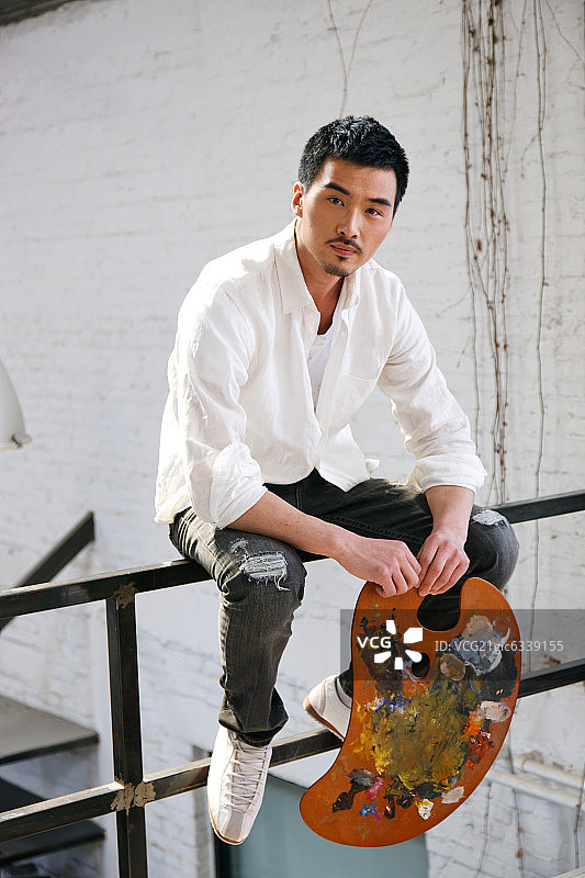 一个男画家在画室里创作图片素材