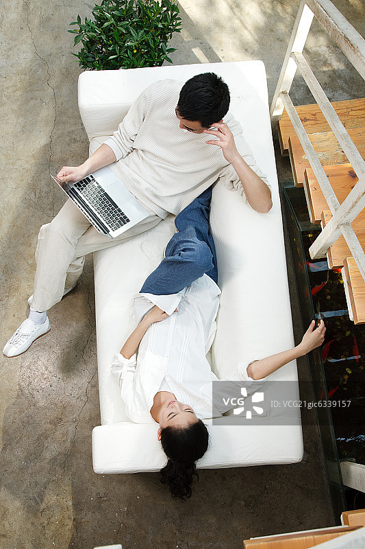 青年男女户内坐着沙发上休息图片素材