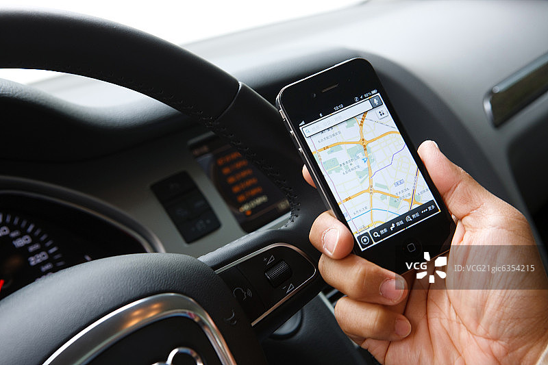 司机在汽车内手拿导航仪图片素材