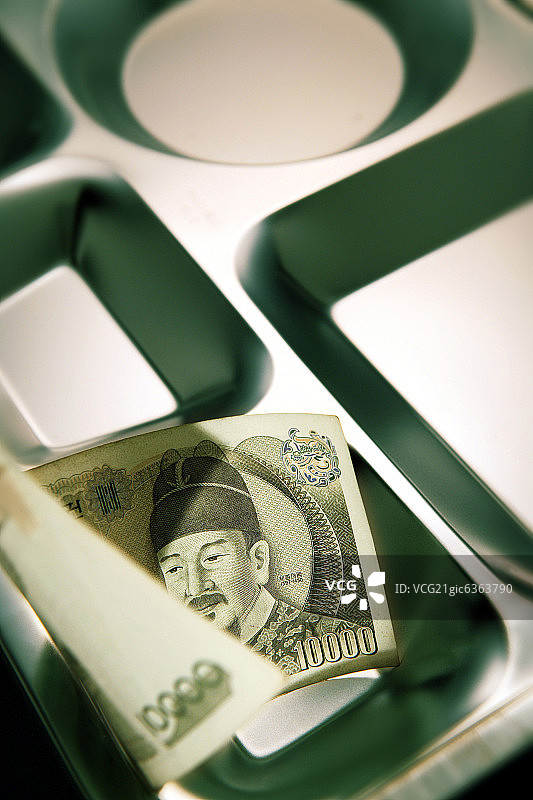 金属托盘上的韩国货币图片素材