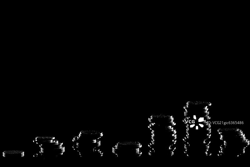 黑色背景上的硬币图片素材