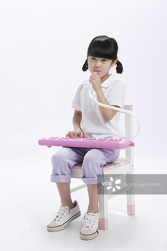 演奏手摇风琴的小女孩图片素材