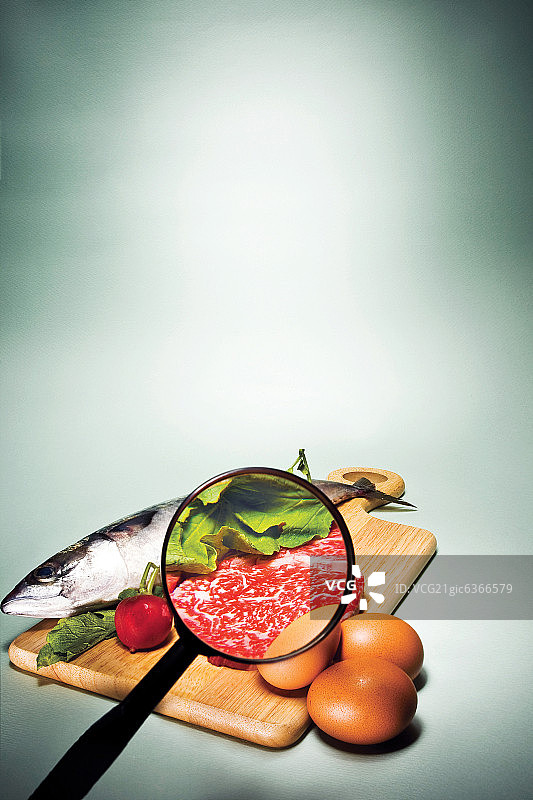 放大镜下的生食图片素材