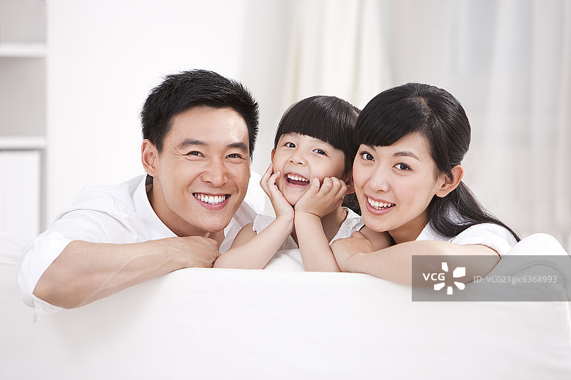 温馨的一家三口图片素材