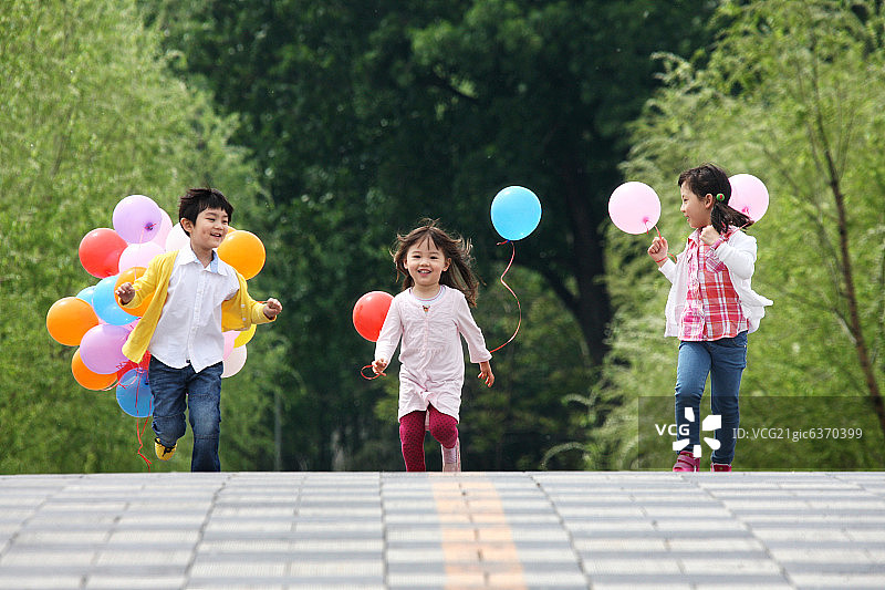 东方儿童在户外玩耍图片素材