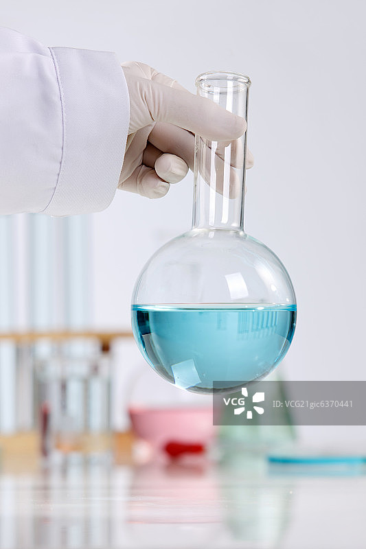 东方人搞培育科研图片素材