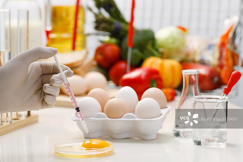 东方人搞培育科研图片素材