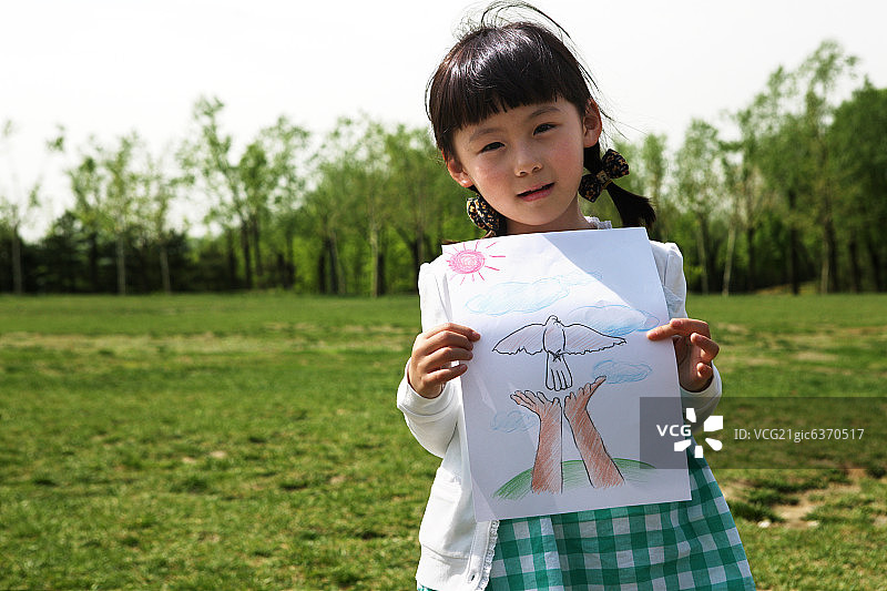 一个小女孩在户外玩耍图片素材