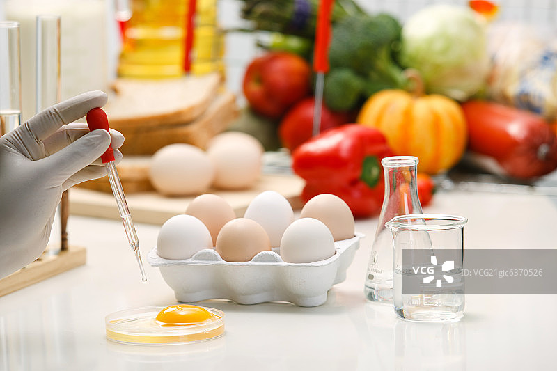 东方人搞培育科研图片素材